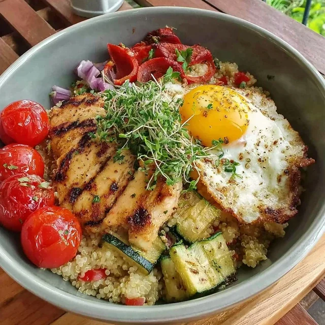 Bowl de Quinoa com Frango Grelhado Saudável