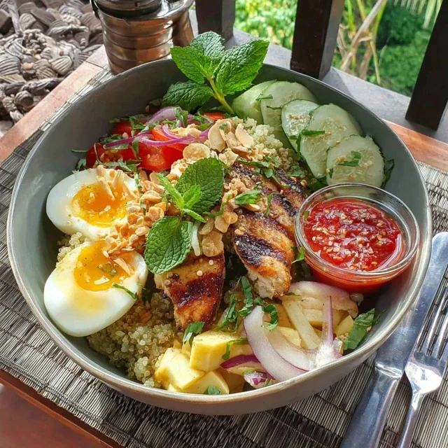 Bowl de Quinoa com Frango Grelhado Saudável
