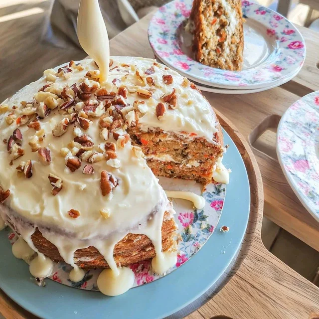 A Melhor Bolo de Cenoura com Cobertura de Cream Cheese
