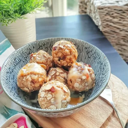 Bolas de energia nutritivas de aveia e mel em um prato