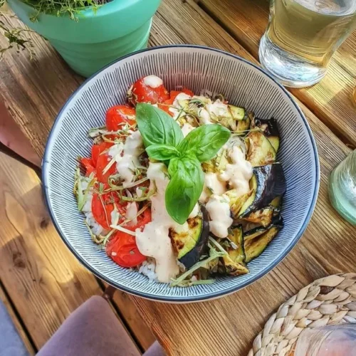 Bowl de arroz com vegetais grelhados e molho de tahini saboroso