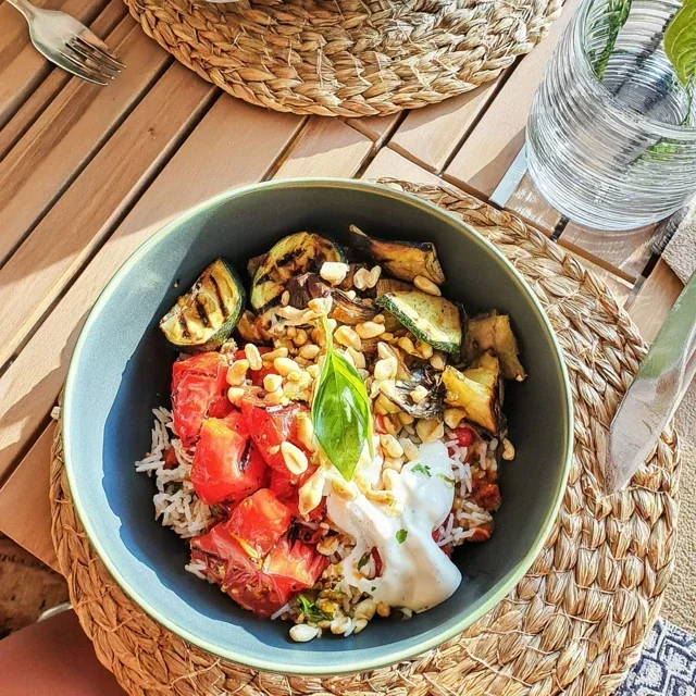 Bowl de Arroz Irresistível com Vegetais Grelhados e Molho de Tahini