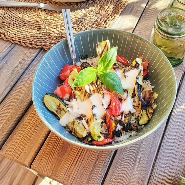 Bowl de Arroz Irresistível com Vegetais Grelhados e Molho de Tahini