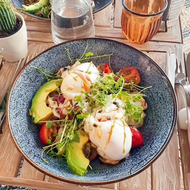 Bowl de Brunch Energizante com Ovo Pochê e Abacate para um Começo Saudável