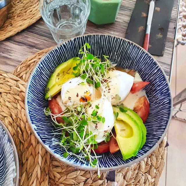 Bowl de Brunch Energizante com Ovo Pochê e Abacate para um Começo Saudável