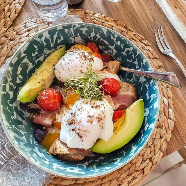 Bowl de Brunch Energizante com Ovo Pochê e Abacate para um Começo Saudável