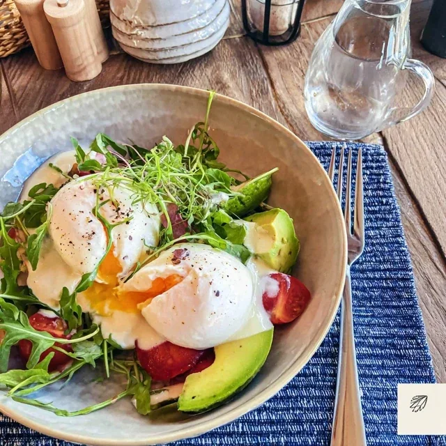 Bowl de Brunch Energizante com Ovo Pochê e Abacate para um Começo Saudável