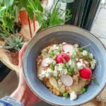 Bowl de Quinoa Saudável e Saboroso com Rabanetes, Ervilhas e Feta