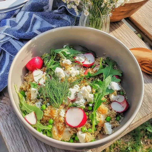 Bowl de Quinoa Saudável e Saboroso com Rabanetes, Ervilhas e Feta