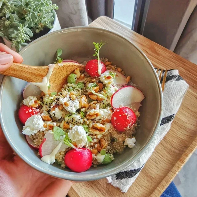 Bowl de Quinoa Saudável e Saboroso com Rabanetes, Ervilhas e Feta