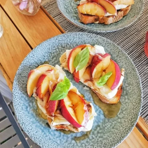 Bruschetta fresca com tomates cereja e manjericão