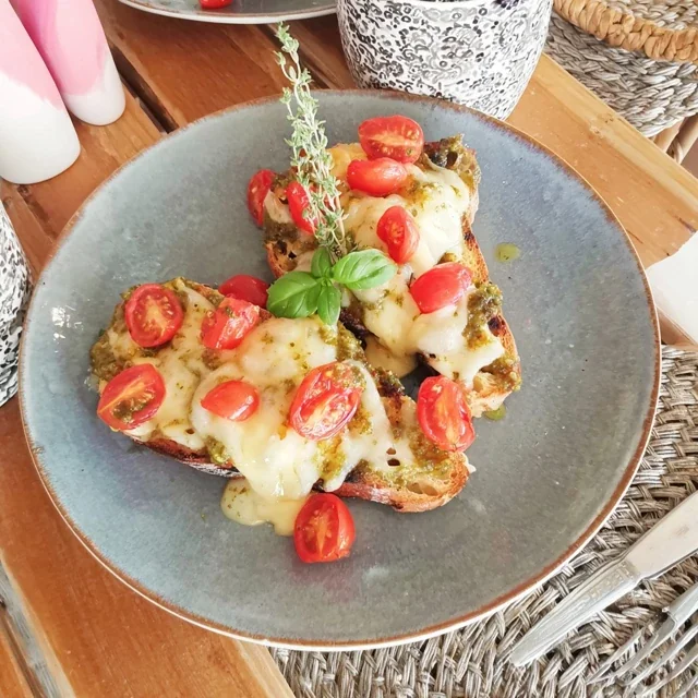 Crostini com Pesto e Tomate Cereja