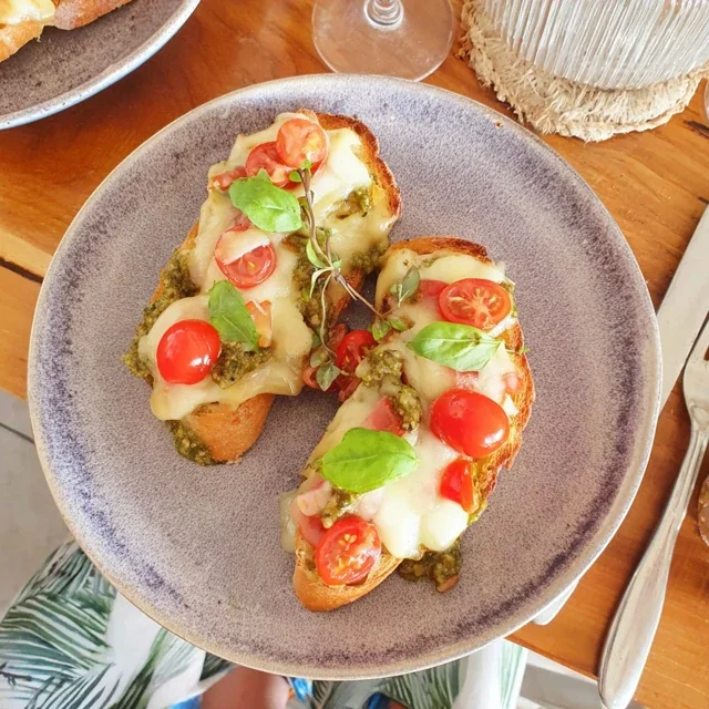 Crostini com Pesto e Tomate Cereja
