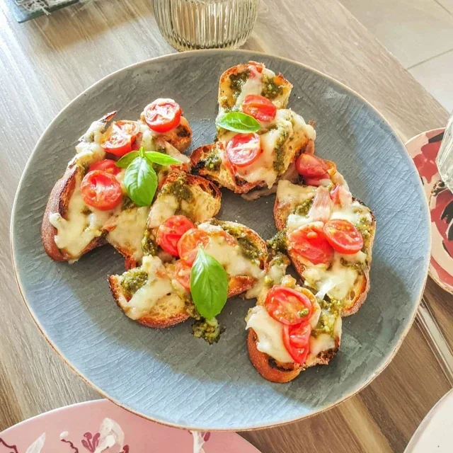 Crostini com Pesto e Tomate Cereja