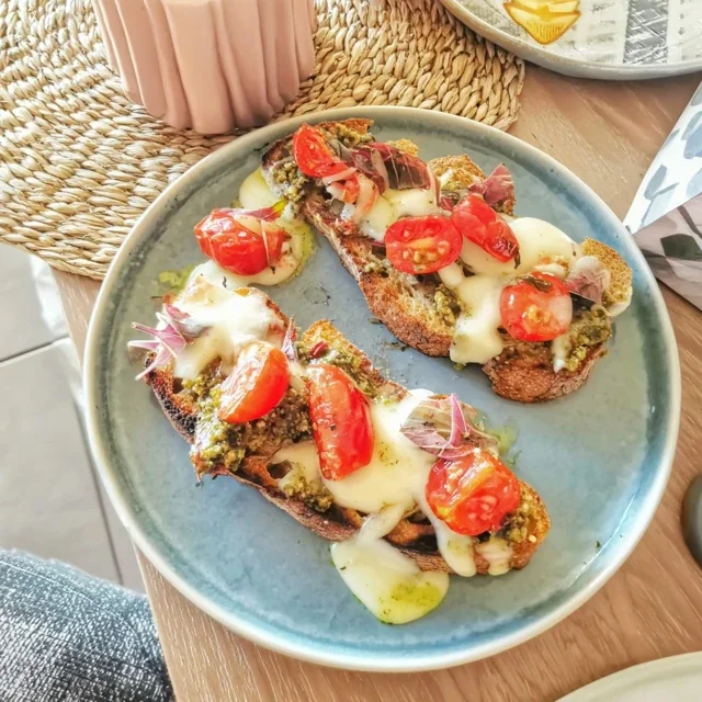 Crostini com Pesto e Tomate Cereja