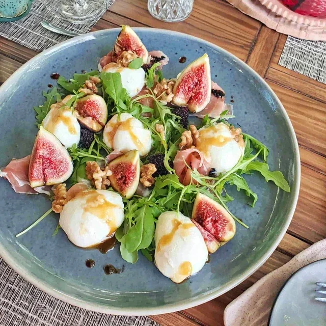Deliciosa Entrada de Burrata, Figo e Rúcula, Eleve Sua Experiência Apéro