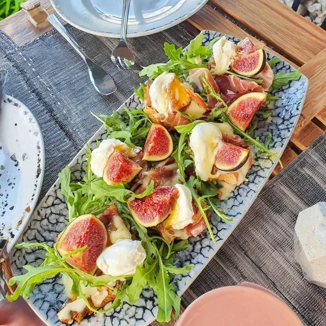 Deliciosa Entrada de Burrata, Figo e Rúcula, Eleve Sua Experiência Apéro