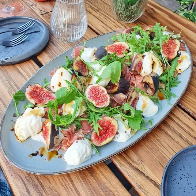 Deliciosa Entrada de Burrata, Figo e Rúcula, Eleve Sua Experiência Apéro