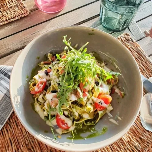 Prato de tagliatelle pesto com pesto de rúcula fresco e aromas deliciosos