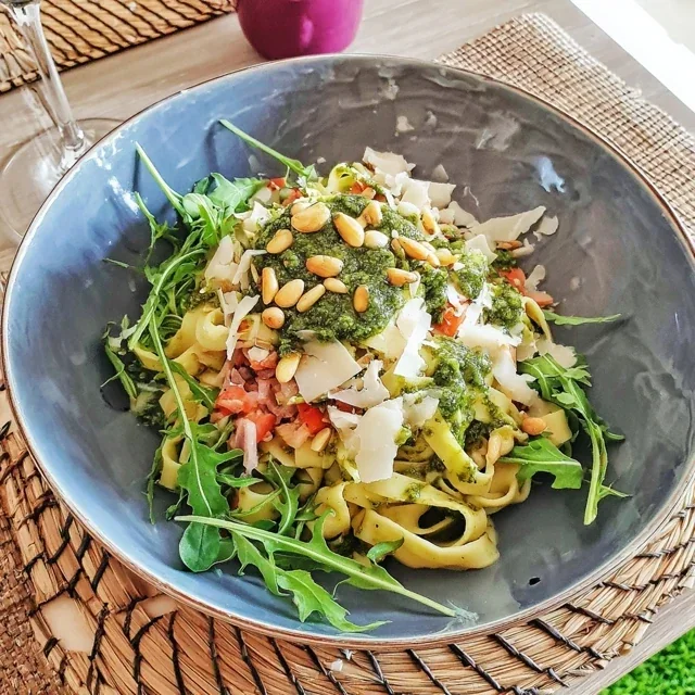 Deliciosa Tagliatelle Fresca com Pesto de Rúcula