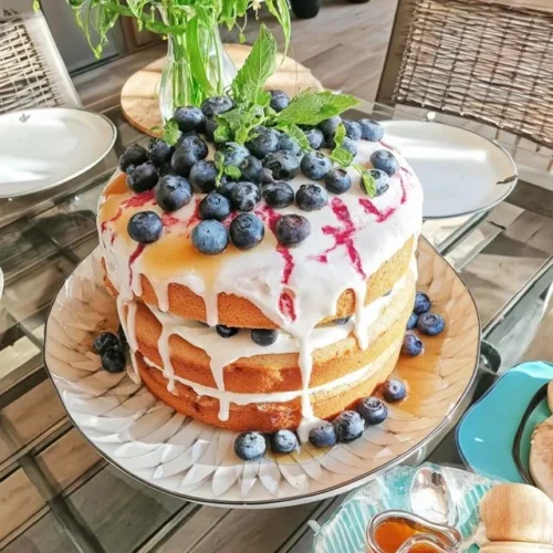 Bolo de Limão e Mirtilo decorado, ideal para festas e celebrações