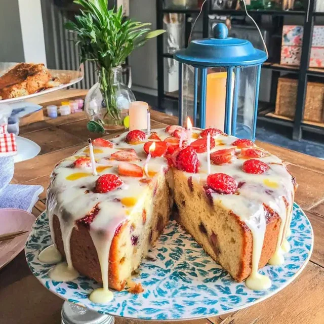 Delicioso Bolo Marmorizado de Baunilha e Morango