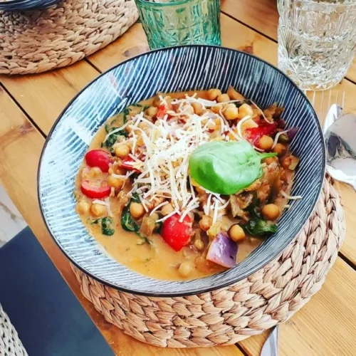 Curry delicioso de grão-de-bico com coco e espinafre