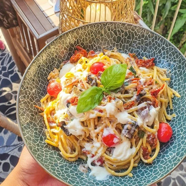 Delicious Cold Pasta Salad with Sun-Dried Tomatoes and Creamy Mozzarella for a Perfect Summer