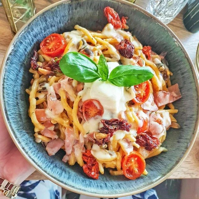 Delicious Cold Pasta Salad with Sun-Dried Tomatoes and Creamy Mozzarella for a Perfect Summer
