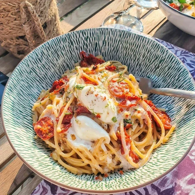 Delicious Cold Pasta Salad with Sun-Dried Tomatoes and Creamy Mozzarella for a Perfect Summer