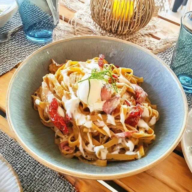 Delicious Cold Pasta Salad with Sun-Dried Tomatoes and Creamy Mozzarella for a Perfect Summer