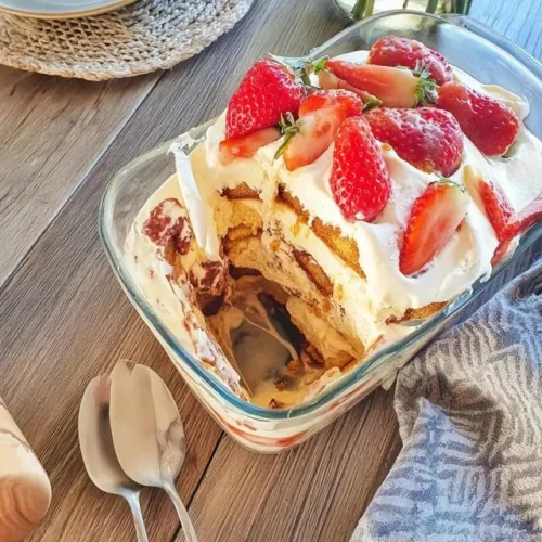 Tiramisu de morango e mascarpone em uma elegante apresentação