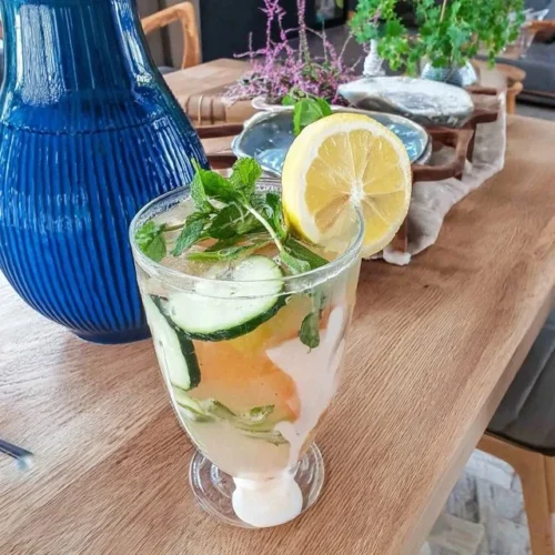 Limonada refrescante de pepino e hortelã em um copo com gelo