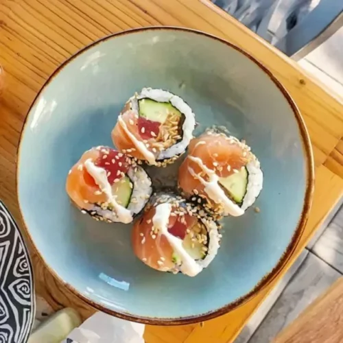 Deliciosos Maki Rolls de Salmão prontos para serem degustados.