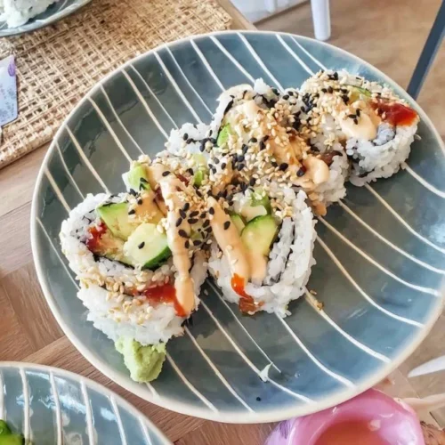 Receita fácil de sushi californiano com pepino e abacate fresco