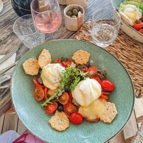 Aperitivo de burrata com tomate fresco e crackers em uma mesa elegante