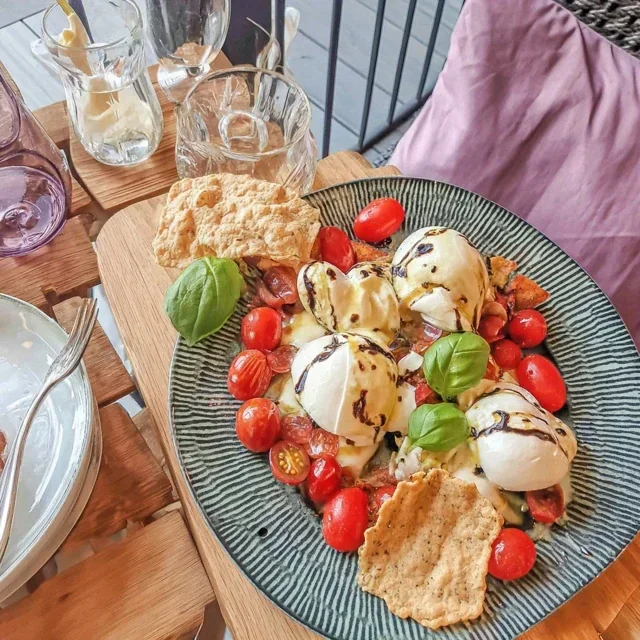 Elegante Aperitivo de Burrata e Tomate Fresco com Crackers para Jantares Sem Esforço
