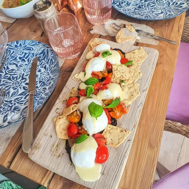 Elegante Aperitivo de Burrata e Tomate Fresco com Crackers para Jantares Sem Esforço