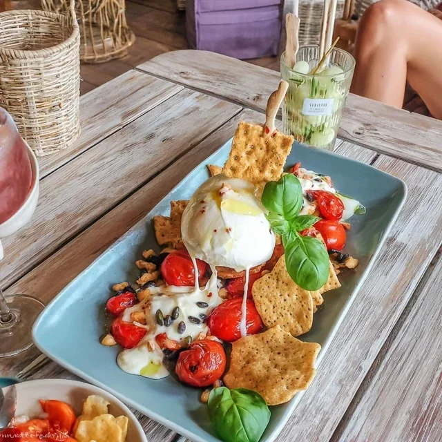 Elegante Aperitivo de Burrata e Tomate Fresco com Crackers para Jantares Sem Esforço