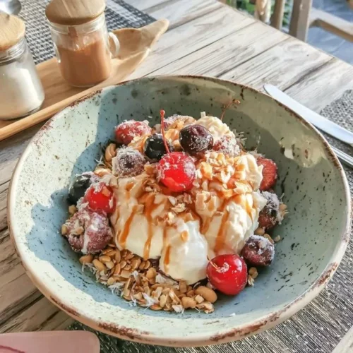 Açaí bowl colorido com frutas e granola para um café da manhã saudável.