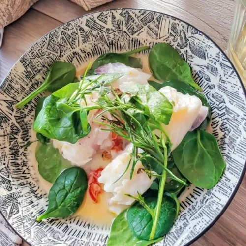 Filés de bacalhau cozidos no vapor com espinafre e limão