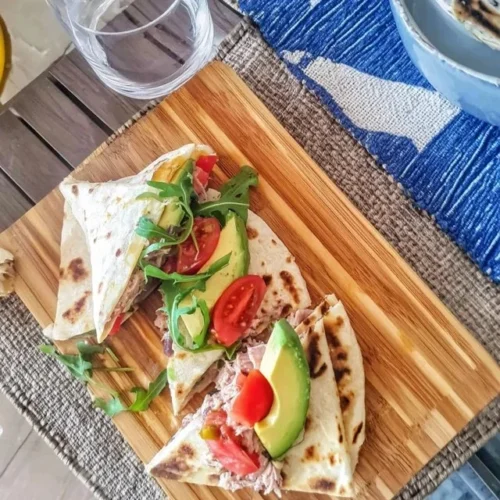 Flatbread de Atum com Abacate e Tomate em um prato colorido
