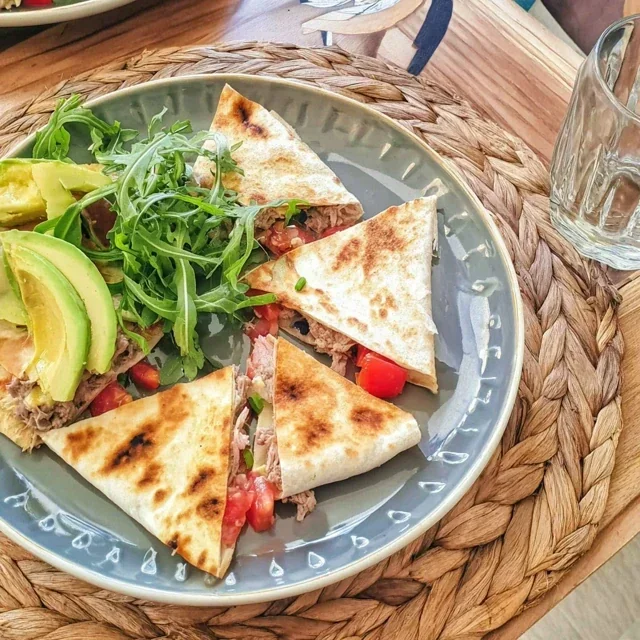Flatbread de Atum, Abacate e Tomate, Uma Receita Rápida e Nutritiva
