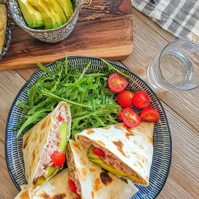 Flatbread de Atum, Abacate e Tomate, Uma Receita Rápida e Nutritiva