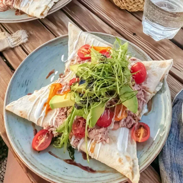 Flatbread de Atum, Abacate e Tomate, Uma Receita Rápida e Nutritiva