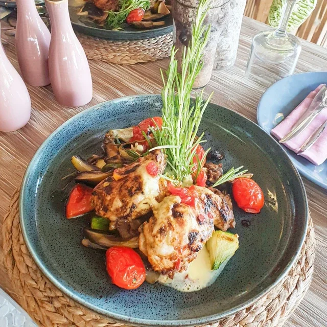 Frango Grelhado Infusionado com Ervas e Legumes Coloridos, Uma Delícia Saborosa