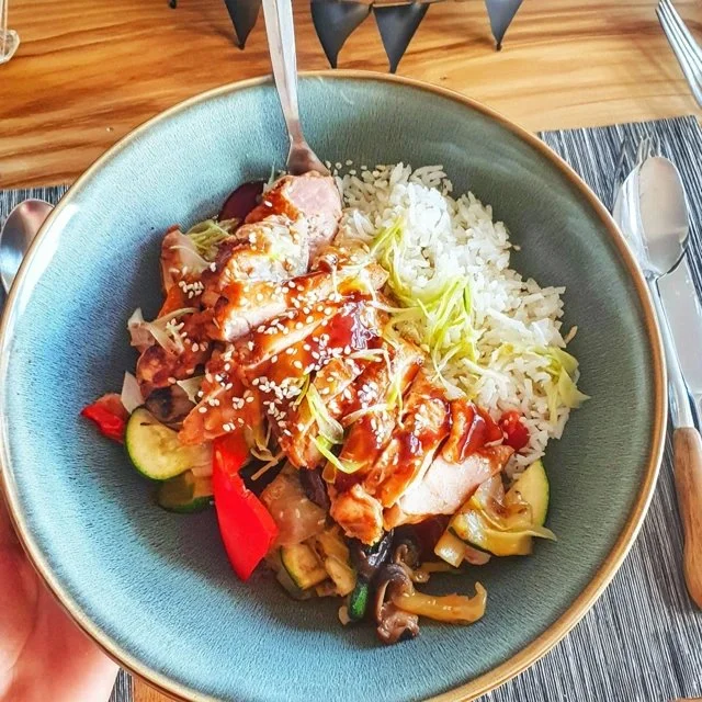 Frango Teriyaki Irresistível com Legumes e Arroz