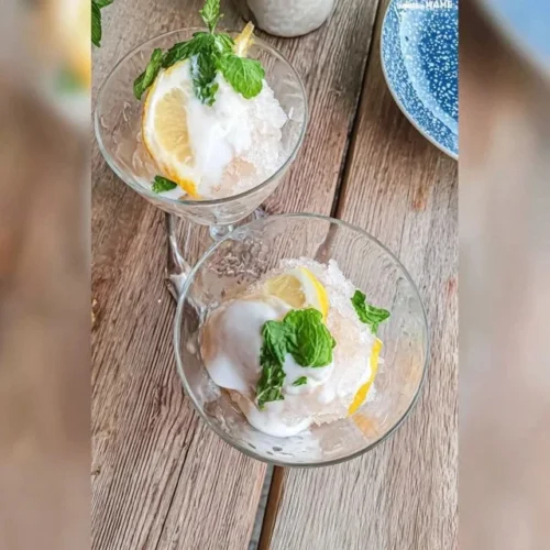 Granita de limão e hortelã fresca servida em copo, ideal para dias quentes