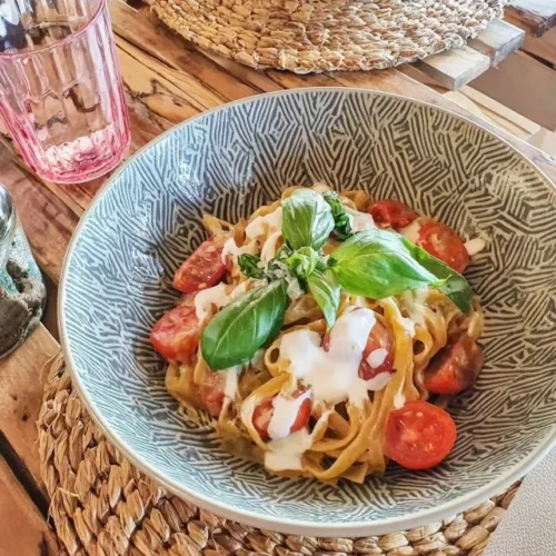 Molho fresco de tomate e manjericão, um clássico italiano delicioso.