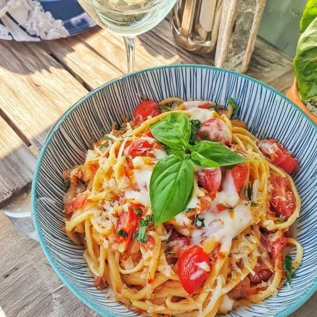 Irresistibly Fresh Tomato and Basil Sauce - A Timeless Italian Classic